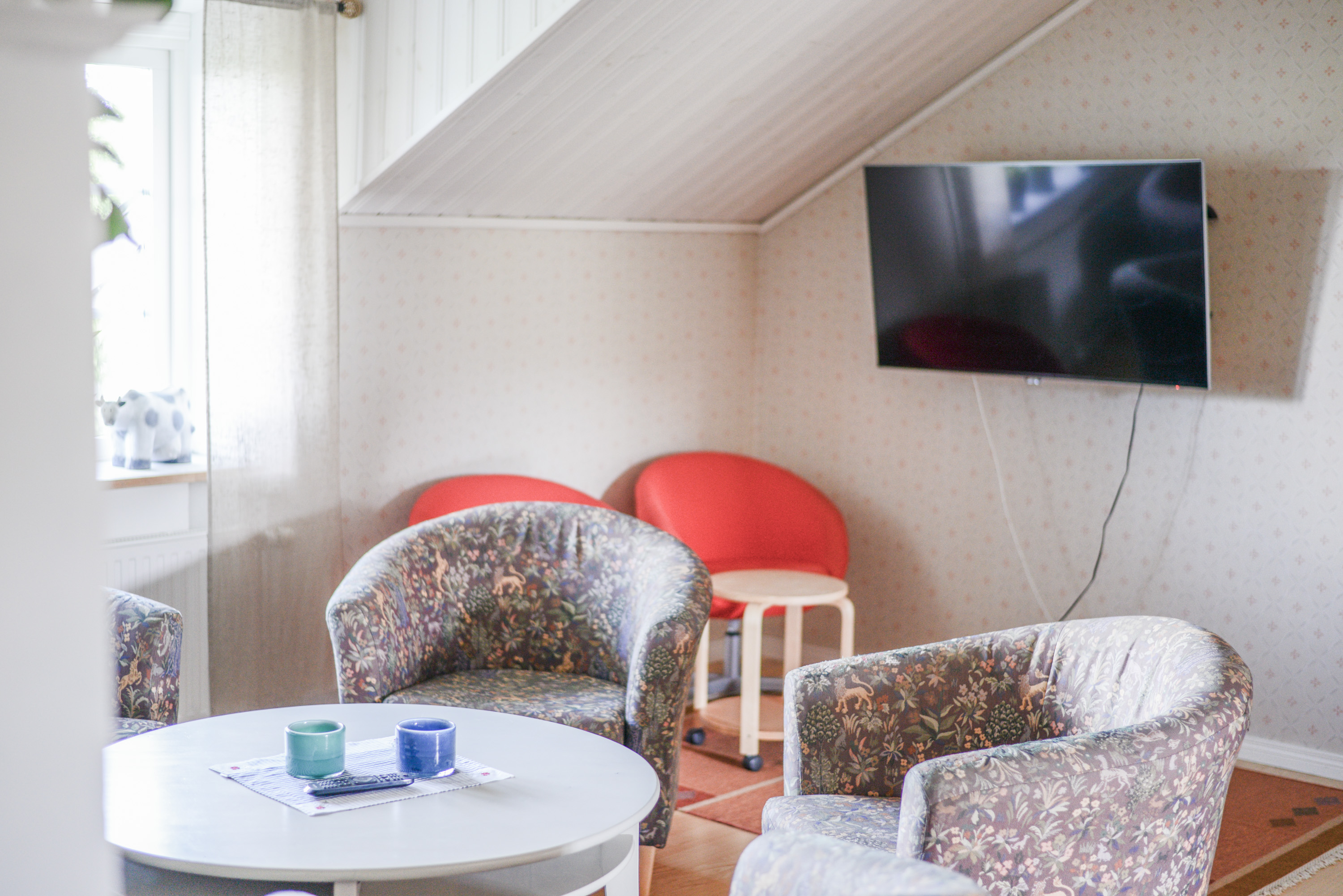 Common room with tv and sofas