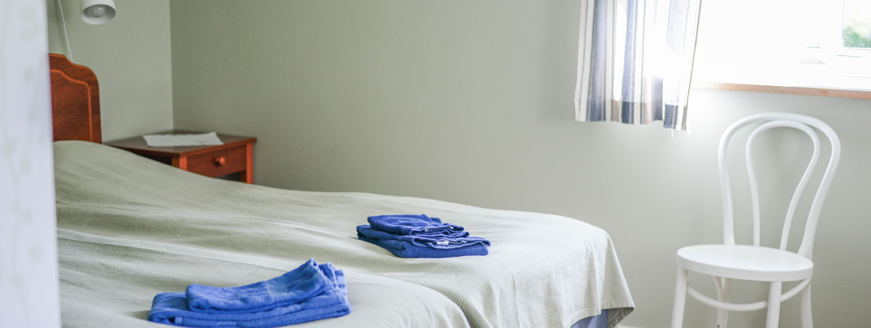 Bild på sängar som finns i ett av rummen på Rum och Frukost